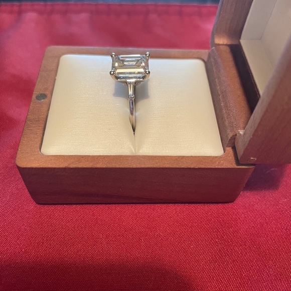 Emerald Mossianite  10x8mm White Gold - Picture 4 of 7